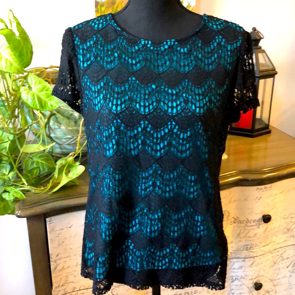 LOFT CROCHETED LACE SHORT SLEEVE BLOUSE BLACK OVER TEAL BLUE LINER SIZE M - Picture 5 of 10
